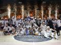 Los jugadores del Real Madrid posan con el trofeo, tras su victoria en el tercer partido de la final de la Liga ACB