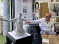 El escultor Javier Viver, autor de la obra, ante la maqueta de su Cristo