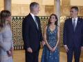 Los Reyes con Pedro Sánchez y Begoña Gómez, este domingo en el Real Alcázar de Sevilla