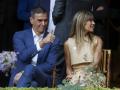 El presidente del Gobierno español, Pedro Sánchez y su mujer, Begoña Gómez durante la cena oficial a los participantes en la IV Conferencia Internacional para el Desarrollo de Sevilla, este lunes en Palacio de las Dueñas. EFE/ JuanJo Martín POOL