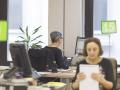 Trabajadores en una oficina de empleo de la Seguridad Social.