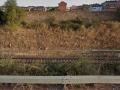 Vía del tren junto a la calle donde ha sido arrollado un hombre este miércoles, en Ponferrada