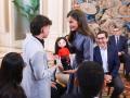 La Reina Letizia de España recibe este miércoles a un grupo de diez jóvenes de Colombia y Perú, hijos de emprendedores en situación de vulnerabilidad en Latinoamérica y beneficiarios de las becas que concede la Fundación Microfinanzas BBVA para acceder a estudios universitarios
