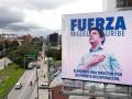 Vista aérea de un cartel con la imagen del senador y precandidato presidencial Miguel Uribe Turbay