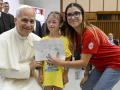 VATICANO (VATICANO), 03/07/2025.- El papa León XIV ha saludado este jueves a cientos de niños que pasan las vacaciones de verano en el Vaticano, así como a cerca de 300 jóvenes ucranianos, y les ha emplazado a "construir puentes" para evitar las guerras. EFE/ Vaticano / Simone Risoluti / SOLO USO EDITORIAL/SOLO DISPONIBLE PARA ILUSTRAR LA NOTICIA QUE ACOMPAÑA (CRÉDITO OBLIGATORIO)