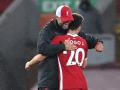 Jurgen Klopp y Diogo Jota se funden en un abrazo