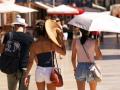 Imágenes de personas  por las calles de Málaga en plena ola de calor