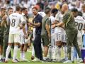 Xabi Alonso da indicaciones a sus futbolistas durante una pausa de hidratación