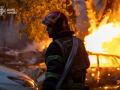 Un bombero trabajando en un incendio en el lugar de un ataque tras un masivo ataque ruso con drones y misiles contra la capital ucraniana, Kiev