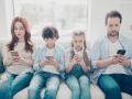 Familia enganchada al móvil