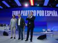 MADRID, 04/07/2025.- El líder del PP, Alberto Núñez Feijóo (c), junto a sus antecesores en el cargo y ex presidentes del Gobierno José María Aznar (izda) y Mariano Rajoy, durante el XXI Congreso Nacional del PP, este viernes en el recinto ferial Ifema de Madrid. EFE/Javier Lizón