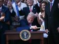 El presidente de Estados Unidos, Donald Trump, golpea con el mazo tras firmar la "Gran y Hermosa Ley de la Ley" en la Casa Blanca, en Washington