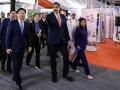 presidente de Venezuela, Nicolás Maduro (centro), junto al presidente del Banco de Desarrollo de China, Tan Jiong (izq.), y la vicepresidenta de Venezuela, Delcy Rodríguez