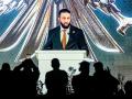 Pantalla gigante con el presidente interino de Siria, Ahmad Al-Sharaa, pronuncia un discurso en el palacio presidencial durante la inauguración del nuevo emblema nacional