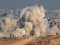 Columnas de humo y escombros durante un ataque israelí contra la franja de Gaza