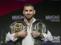 Ilia Topuria posa con sus dos cinturones de la UFC
