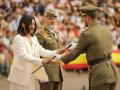 La consejera de Interior, Núria Parlon, entrega la réplica de la espada de Jaime I al número uno de la promoción