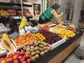 Imagen de un puesto de fruta del Mercado Central de Alicante