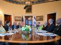 l presidente estadounidense Donald Trump se reúne con el primer ministro israelí Benjamin Netanyahu en la Sala Azul de la Casa Blanca
