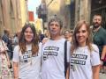 Los tres concejales de la CUP en Vic, con camisetas que rezan "Ni obispos ni fachas", en catalán