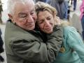 La líder de la plataforma Sumar, Yolanda Díaz, saluda emocionada a su padre, Suso Díaz