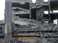 Un hombre palestino se abre paso entre los escombros de un edificio alcanzado por un ataque israelí en el campo de refugiados de Bureij, en el centro de la Franja de Gaza,