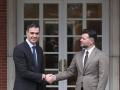 El presidente del Gobierno, Pedro Sánchez, y el portavoz de ERC en Madrid, Gabriel Rufián, en marzo