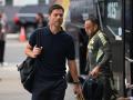 Xabi Alonso, subiendo al autobús del Real Madrid