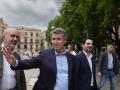 El presidente del PP, Alberto Núñez Feijóo, en el centro de Barcelona este viernes, escudado por Sirera y Reyes