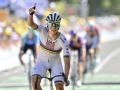 Tadej Pogacar celebra la victoria en la séptima etapa del Tour de Francia