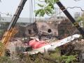 Una grúa recupera parte del fuselaje del Boeing 787 de Air India el 14 de junio de 2025 en Ahmedabad, India