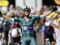 Jonathan Milan celebra la victoria de etapa en el Tour