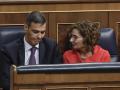 El presidente del Gobierno, Pedro Sánchez, y la vicepresidenta primera y ministra de Hacienda, María Jesús Montero, en el Congreso