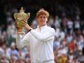Jannik Sinner posa con la copa de campeón de Wimbledon