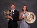Sinner y Swiatek posan con el trofeo de campeones de Wimbledon