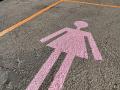 Detalle de los símbolos del aparcamiento para mujeres en la explanada de los Pendones Leoneses