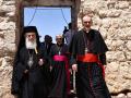 El patriarca latino de Jerusalén, Pierbattista Pizzaballa (der.), y el patriarca griego ortodoxo de Jerusalén, Teófilos III (izq.), caminan juntos durante una visita de los principales clérigos de varias denominaciones cristianas a la iglesia del siglo V de San Jorge en la aldea cristiana palestina de Taybeh