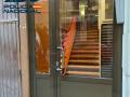 Estado de un portal de Aranda de Duero (Burgos) tras una violenta riña con botellas, un palo y una muleta