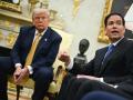 El presidente de Estados Unidos, Donald Trump, escucha al secretario de Estado, Marco Rubio, hablar durante una reunión en la Oficina Oval de la Casa Blanca en Washington, D.C.