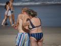 Dos personas en la playa en Galicia
