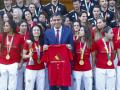 Pedro Sánchez, con la selección española femenina tras ganar el Mundial 2023