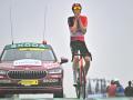 Thymen Arensman se lleva las manos a la cara para celebrar la victoria de etapa en el Tour
