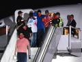 Venezolanos encarcelados en El Salvador descienden de un avión en el Aeropuerto Internacional Simón Bolívar de Maiquetía, Venezuela