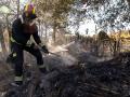 Un bombero de la Comunidad de Madrid trabaja en labores de extinción del incendio de Méntrida