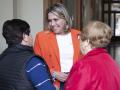 Imagen de Marta Barrachina con dos personas mayores.