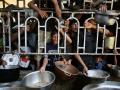 Niños palestinos esperan su comida en un comedor social en la zona de Mawasi, en Khan Yunis, al sur de la Franja de Gaza