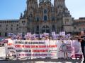 (Foto de ARCHIVO)
Varias personas con una pancarta y carteles durante una concentración de las víctimas de Angrois, frente a la Catedral de Santiago, a 24 de julio de 2024, en Santiago de Compostela, A Coruña, Galicia (España). Víctimas del accidente del tren Alvia en Angrois se han concentrado hoy en Santiago para exigir responsabilidades por este accidente ocurrido hace ya once años, el 24 de julio de 2013, y que dejó 80 muertos y 145 heridos. Afectados y familiares de los fallecidos vuelven a la capital gallega 363 días después del final del juicio por este siniestro, que concluyó el 27 de julio de 2023, y sobre el que todavía no hay sentencia.

César Arxina / Europa Press
24 JULIO 2024;A CORUÑA;GALICIA;ALVIA
24/7/2024