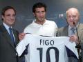 Luis Figo posa con la camiseta del Real en su presentación el 24 de julio del 2000