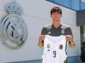 Gabriele Procida posa con la camiseta del Real Madrid