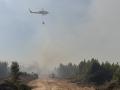 Un helicóptero trabaja en la extinción del incendio declarado en Ávila